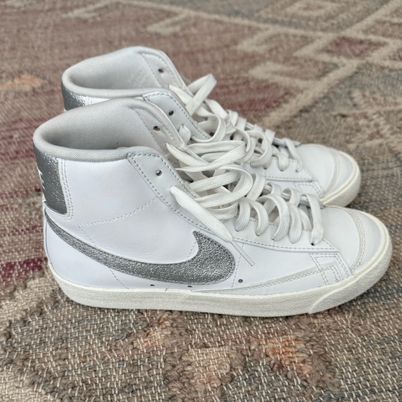 Nike Blazer Mid ’77 ESS in White & Metalic Silver - Picture 5 of 13